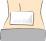 腰にシップを貼るのイラスト